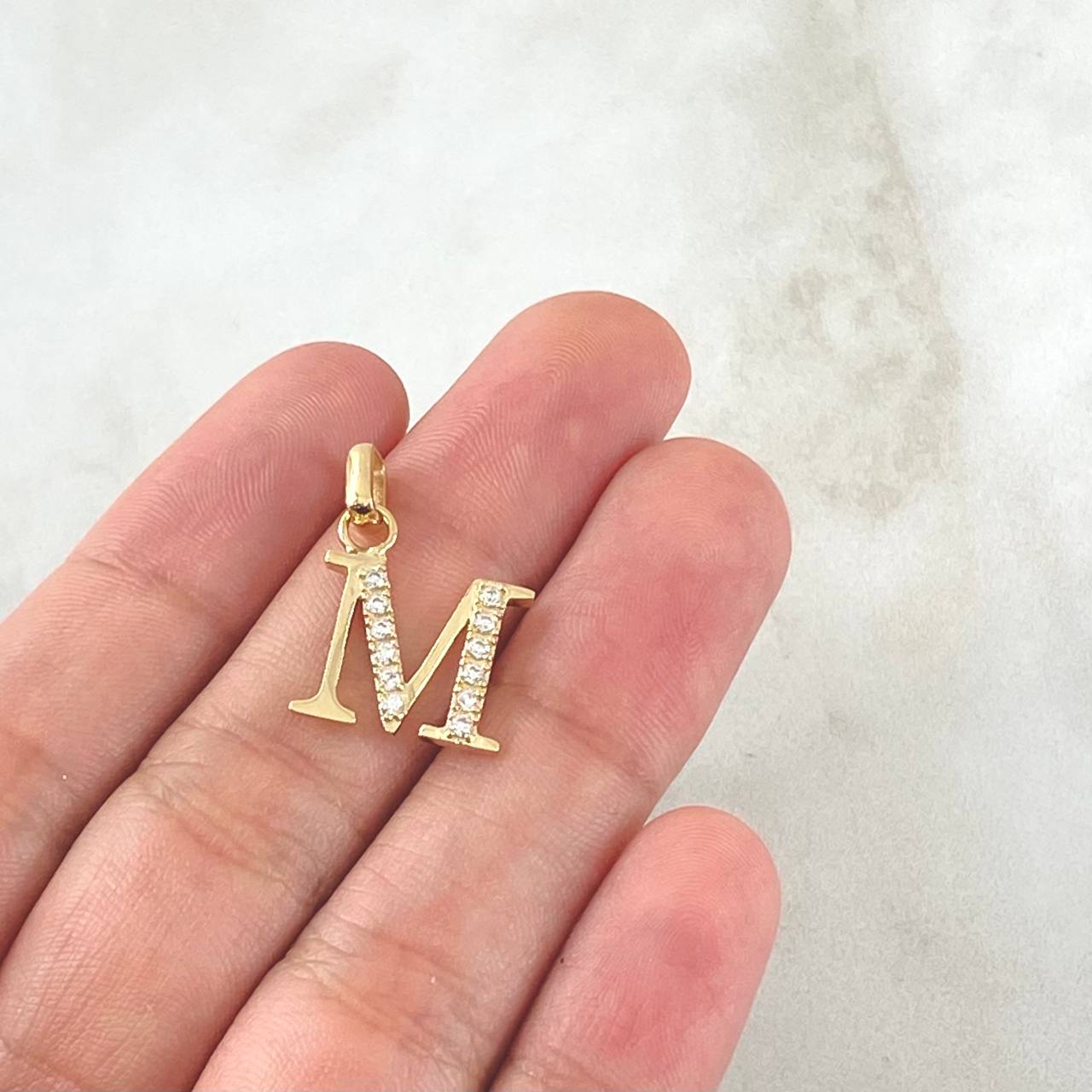 Dije Letra M 2.05gr / 2cm / Circones Blancos Oro Amarillo 18K ©