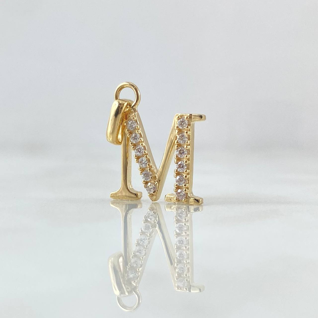 Dije Letra M 2.05gr / 2cm / Circones Blancos Oro Amarillo 18K ©