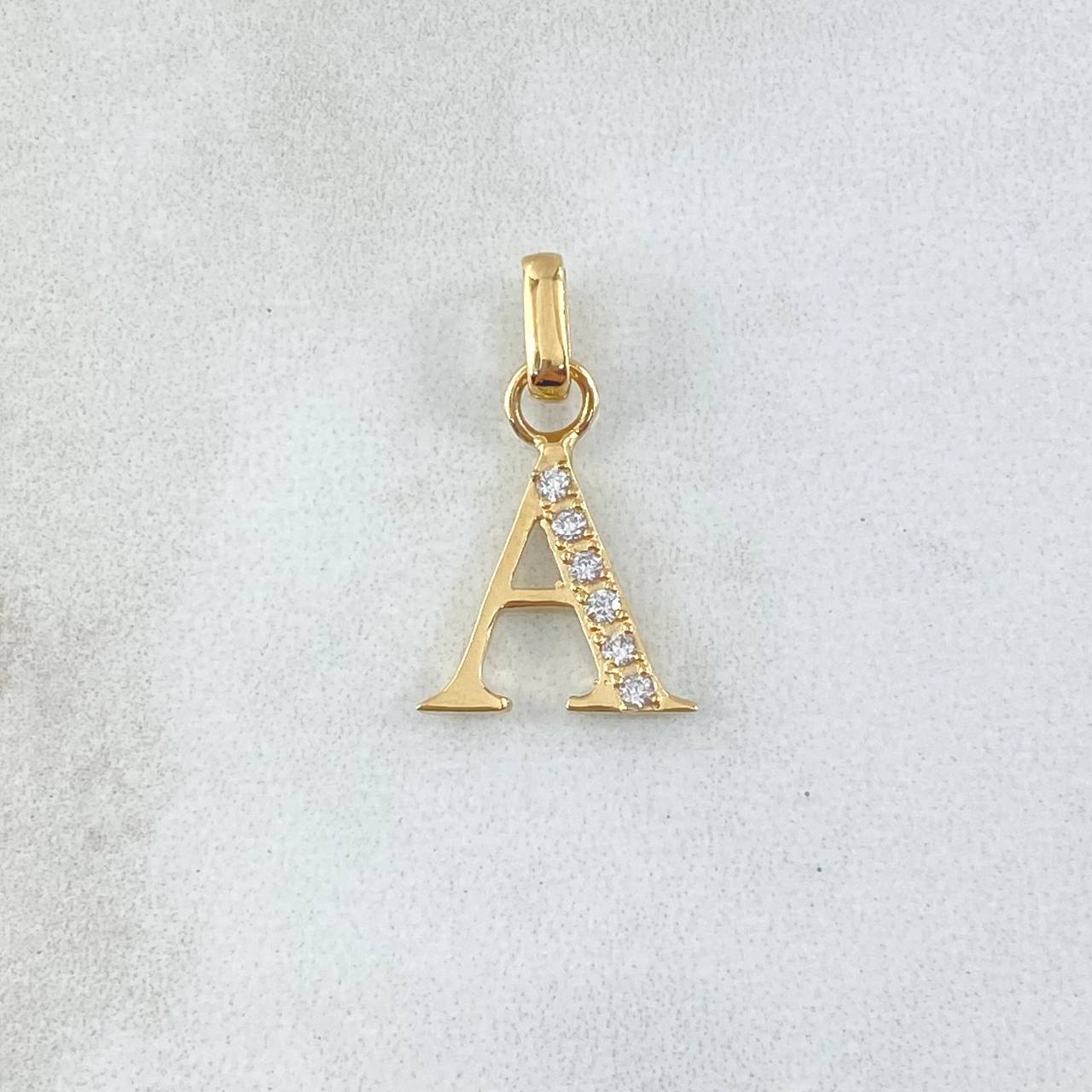 Dije Letra A 1.05gr / 2cm / Circones Blancos Oro Amarillo 18K ©