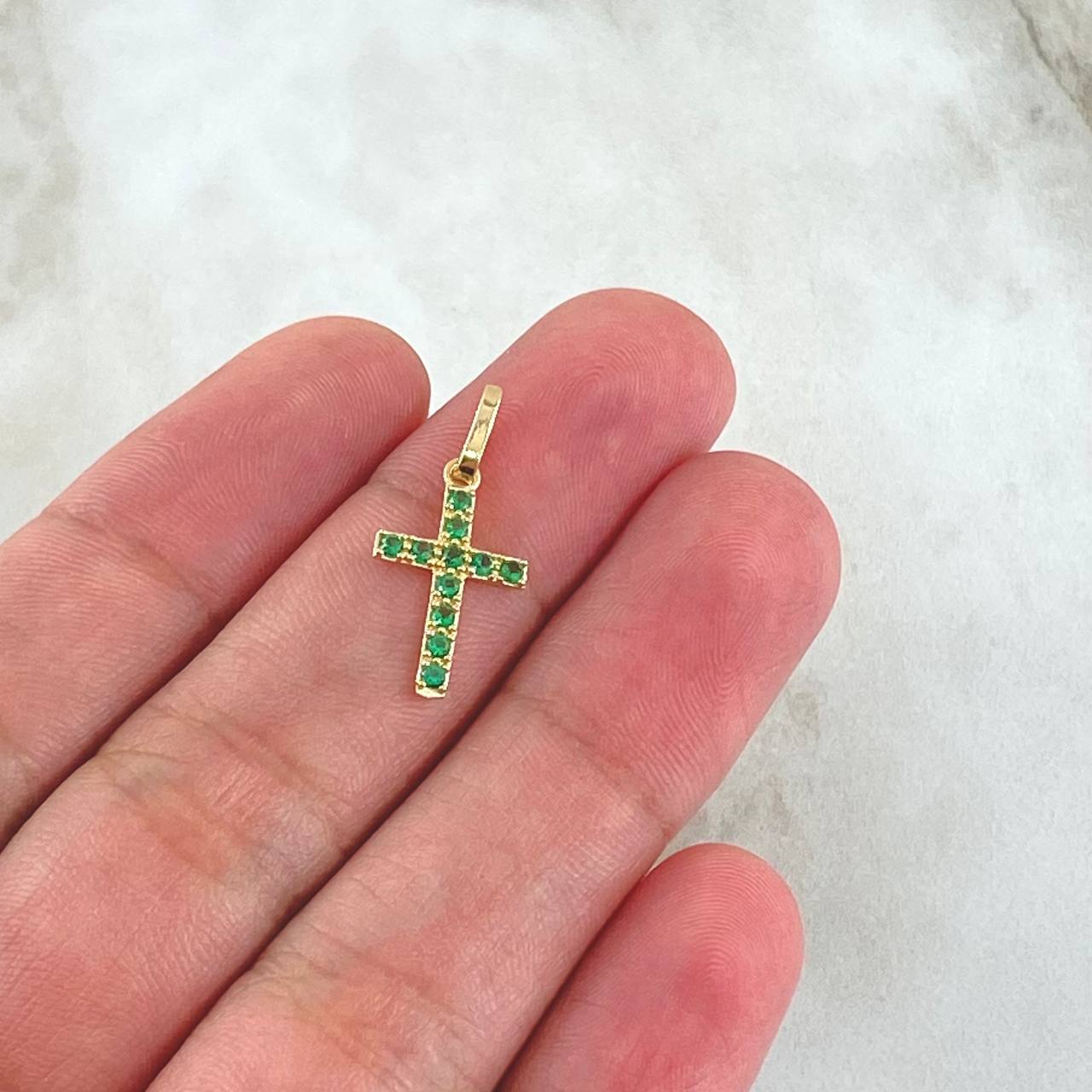 Dije Cruz Tupida 0.55gr / 2.5cm / Circones Verdes Oro Amarillo 18K ©