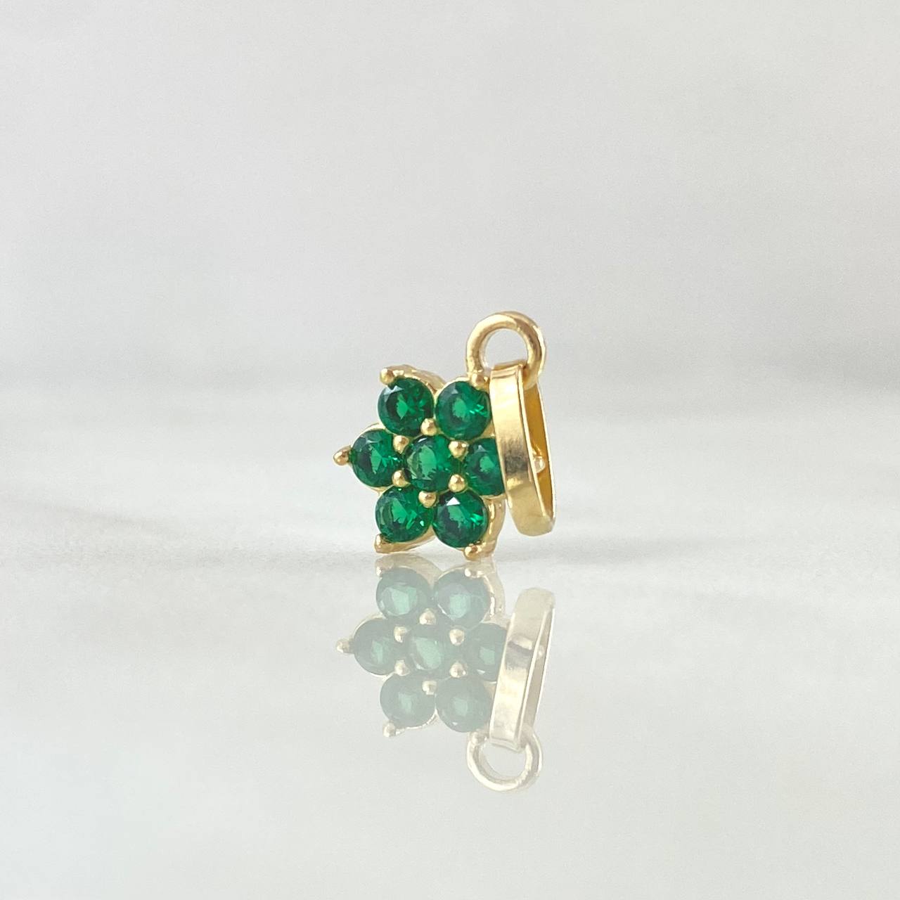 Dije Flor Nevada 0.85gr / 1.5cm / Circones Verdes Oro Amarillo 18K ©