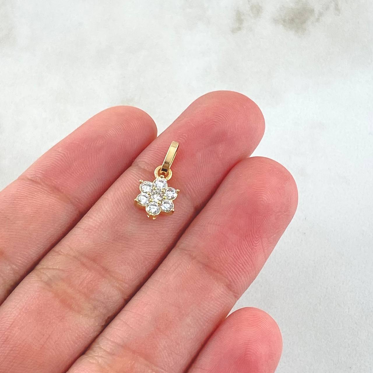 Dije Flor Nevada 0.85gr / 1.5cm / Circones Blancos Oro Amarillo 18K ©