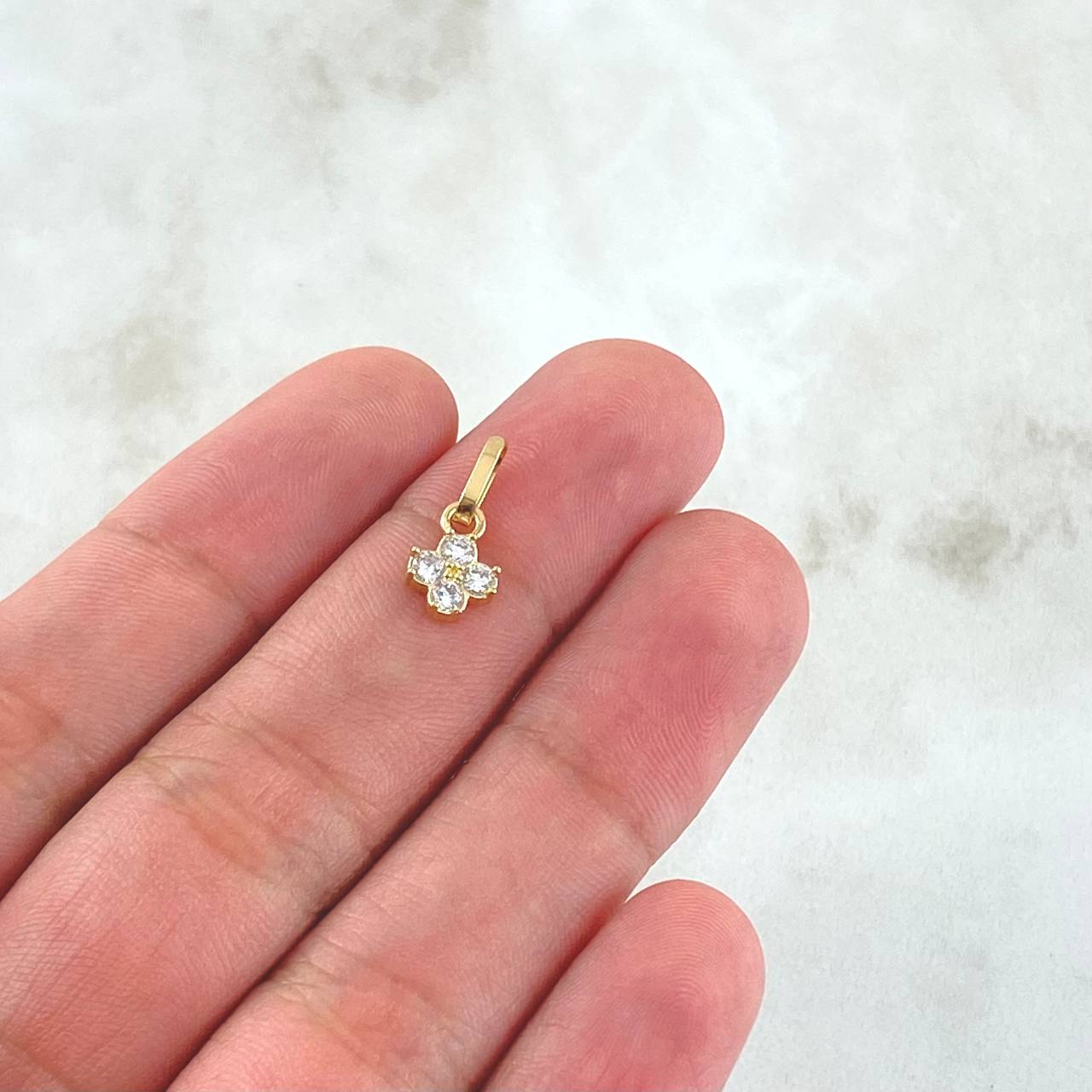 Dije Flor Cuatro Petalos 0.65gr / 1.5cm / Circones Blancos Oro Amarillo 18K ©
