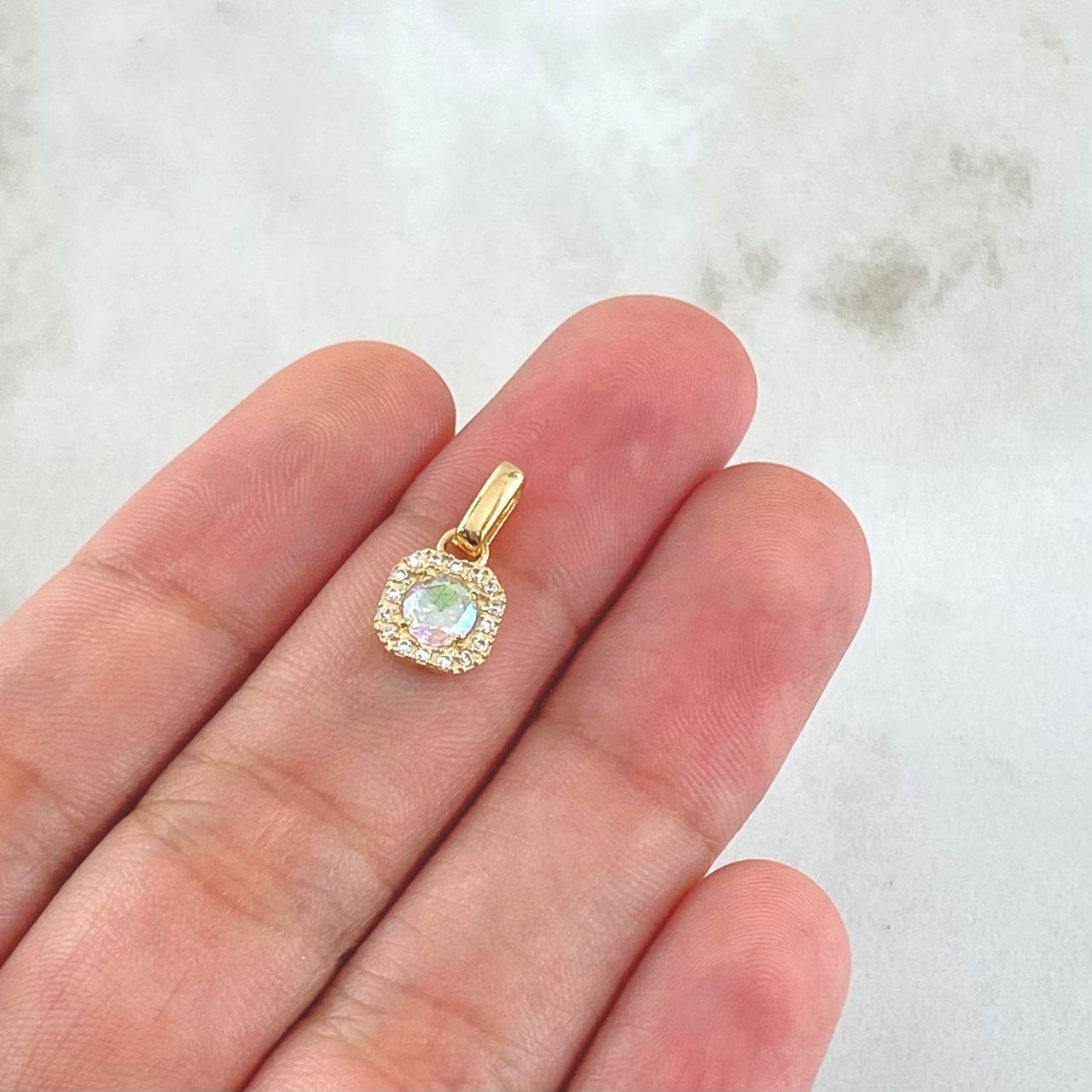 Dije Halo Cuadrado 1.15gr / 2cm / Circones Blancos - Tornasol Oro Amarillo 18K