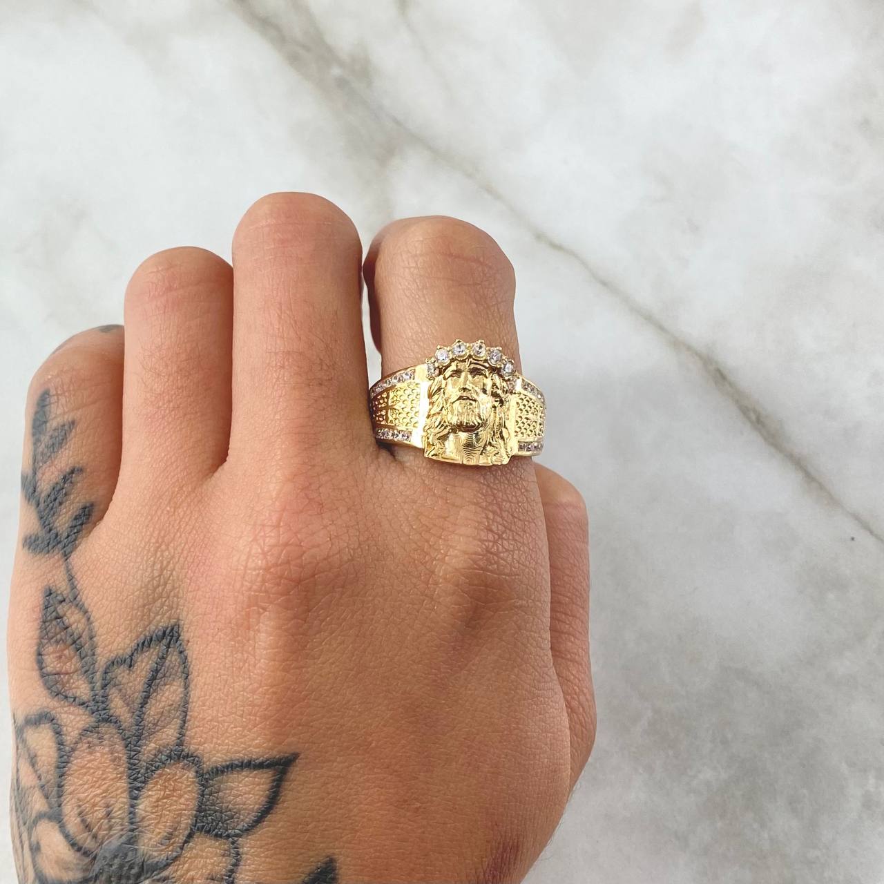 Anillo Rosto Cristo 7.75gr / T9 3/4 / Circones Blancos Oro Amarillo 18K ©