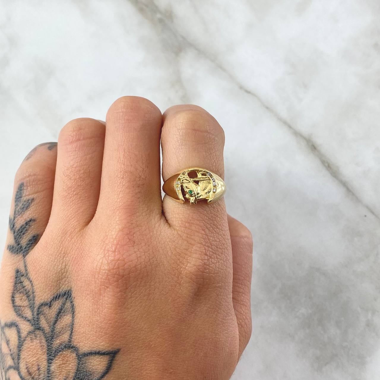 Anillo Herradura Caballo 4.65gr / T6 / Circones Blancos Verde Oro Amarillo 18K
