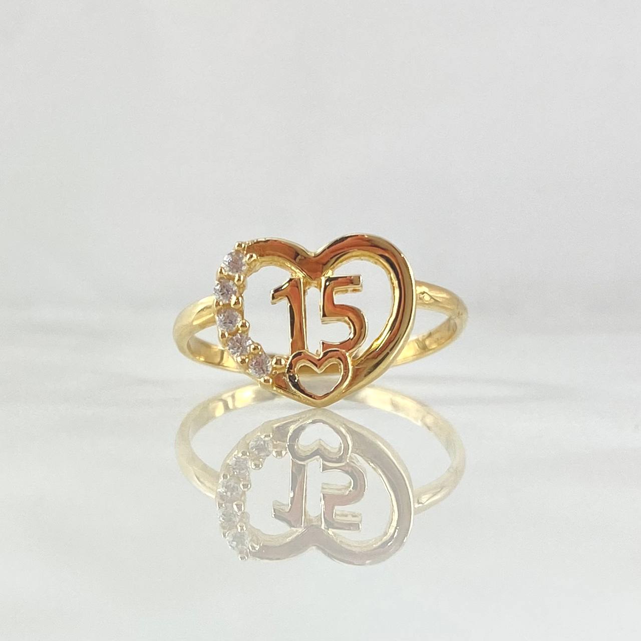 Anillo 15s Corazon 2.3gr / T7 1/2 / Circones Blancos Oro Amarillo 18K