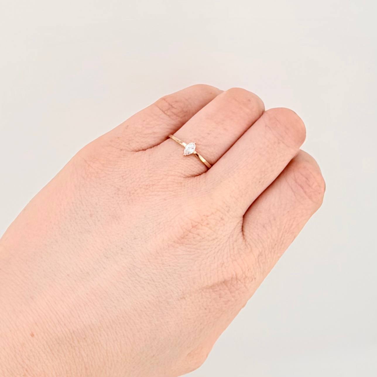 Anillo Solitario Gota 1.05gr / T7 / Oro Amarillo 18K *