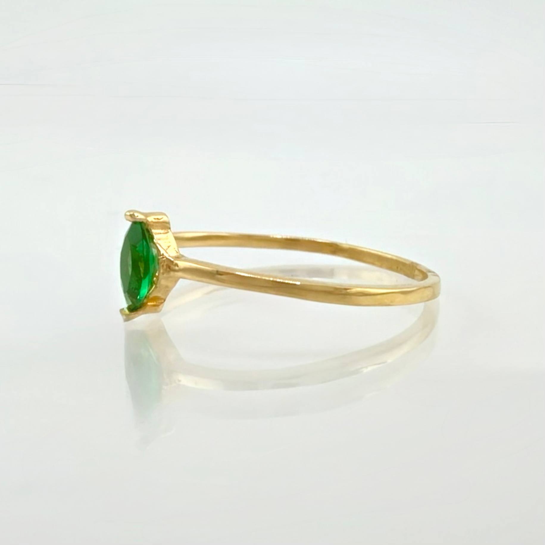 Anillo Solitario Gota 0.9gr / T6 1/2 / Oro Amarillo 18K ©