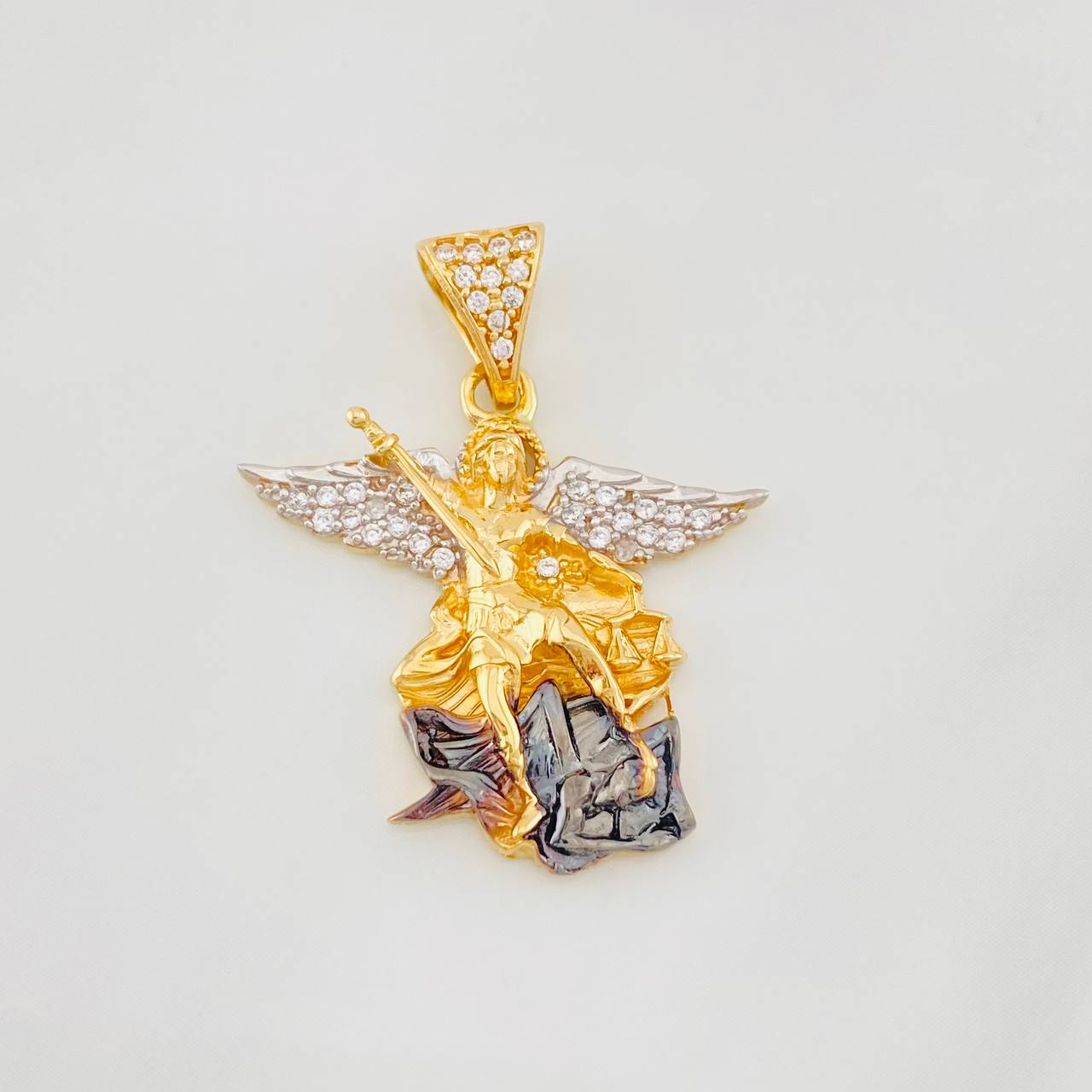 Dije San Miguel Arcángel 4.3g / 3cm Tres Oros 18K