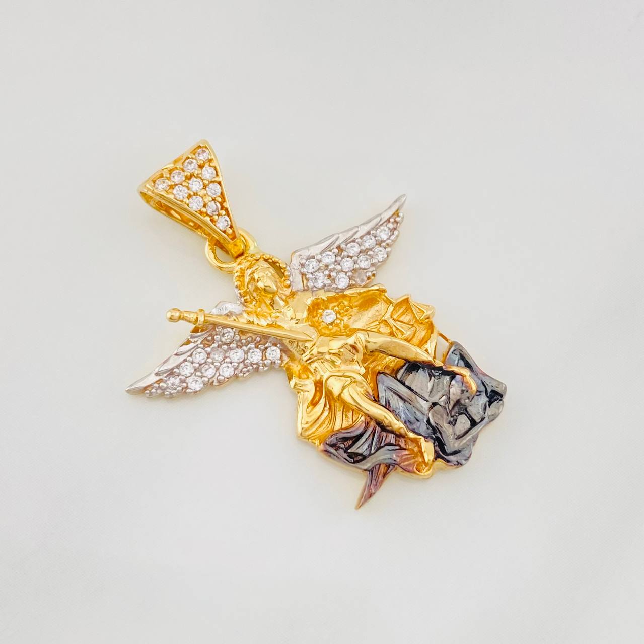 Dije San Miguel Arcángel 4.3g / 3cm Tres Oros 18K