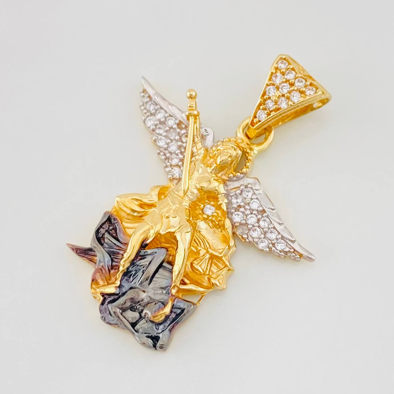 Dije San Miguel Arcángel 4.3g / 3cm Tres Oros 18K