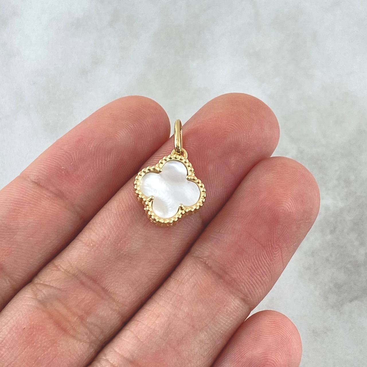 Dije Treból VCyA 1.55gr / 1.9cm / Nacar Blanco Punteado Oro Amarillo 18K