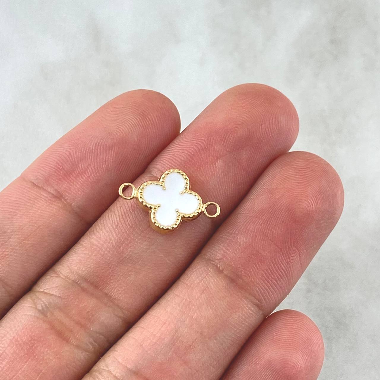 Herraje Trebol VCyA 0.55gr / 1.5cm / Borde Punteado Resina Blanca Oro Amarillo 18K *