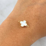Herraje Trebol VCyA 0.55gr / 1.5cm / Borde Punteado Resina Blanca Oro Amarillo 18K *