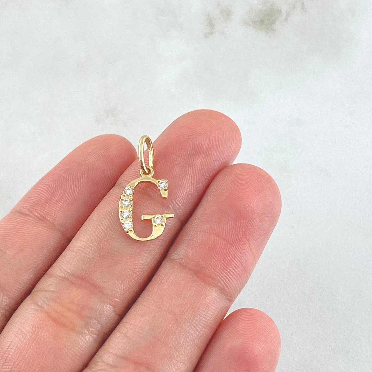 Dije Letra G Silueta 0.7gr / 2cm / Oro 18K