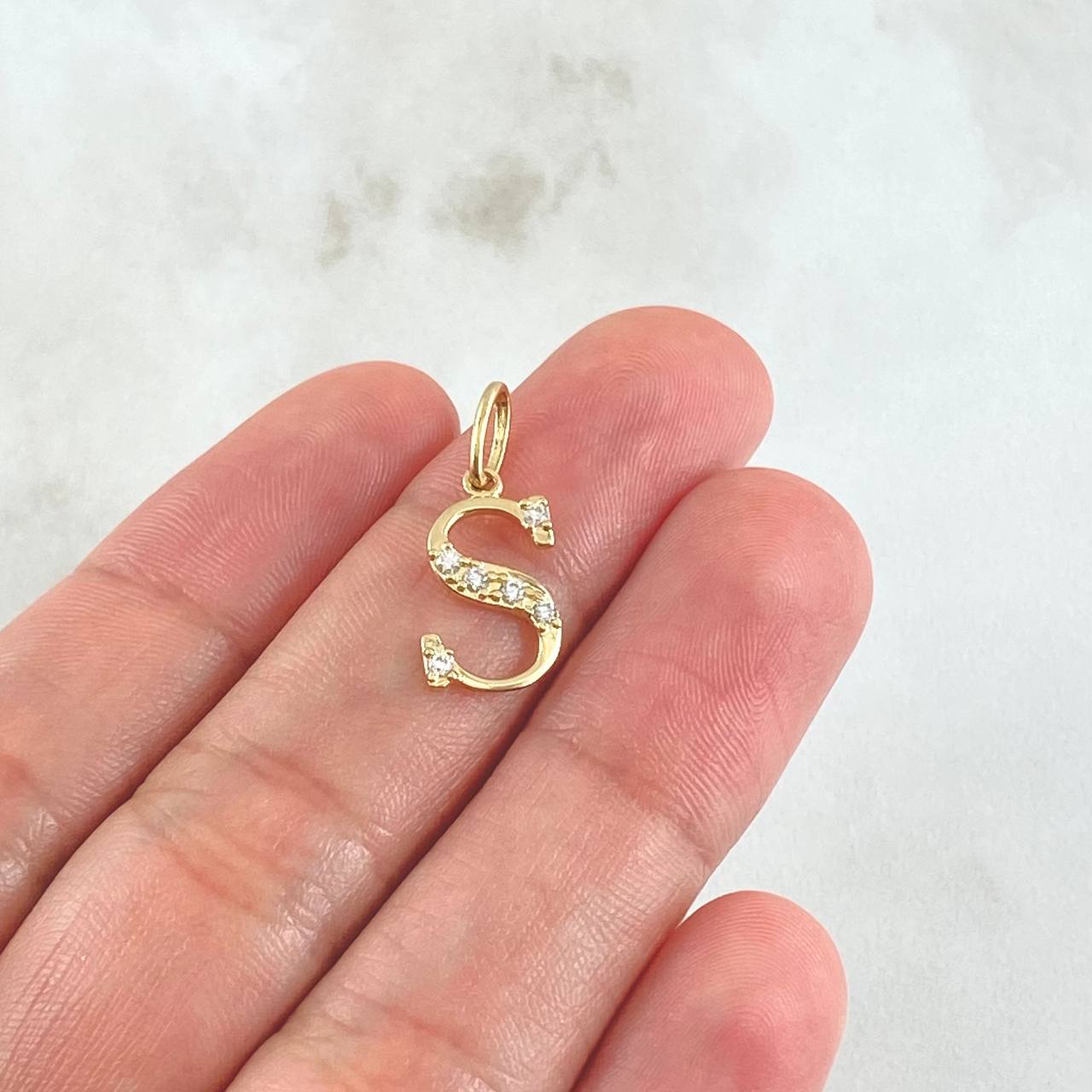 Dije Letra S Silueta 0.7gr / 2cm / Oro 18K