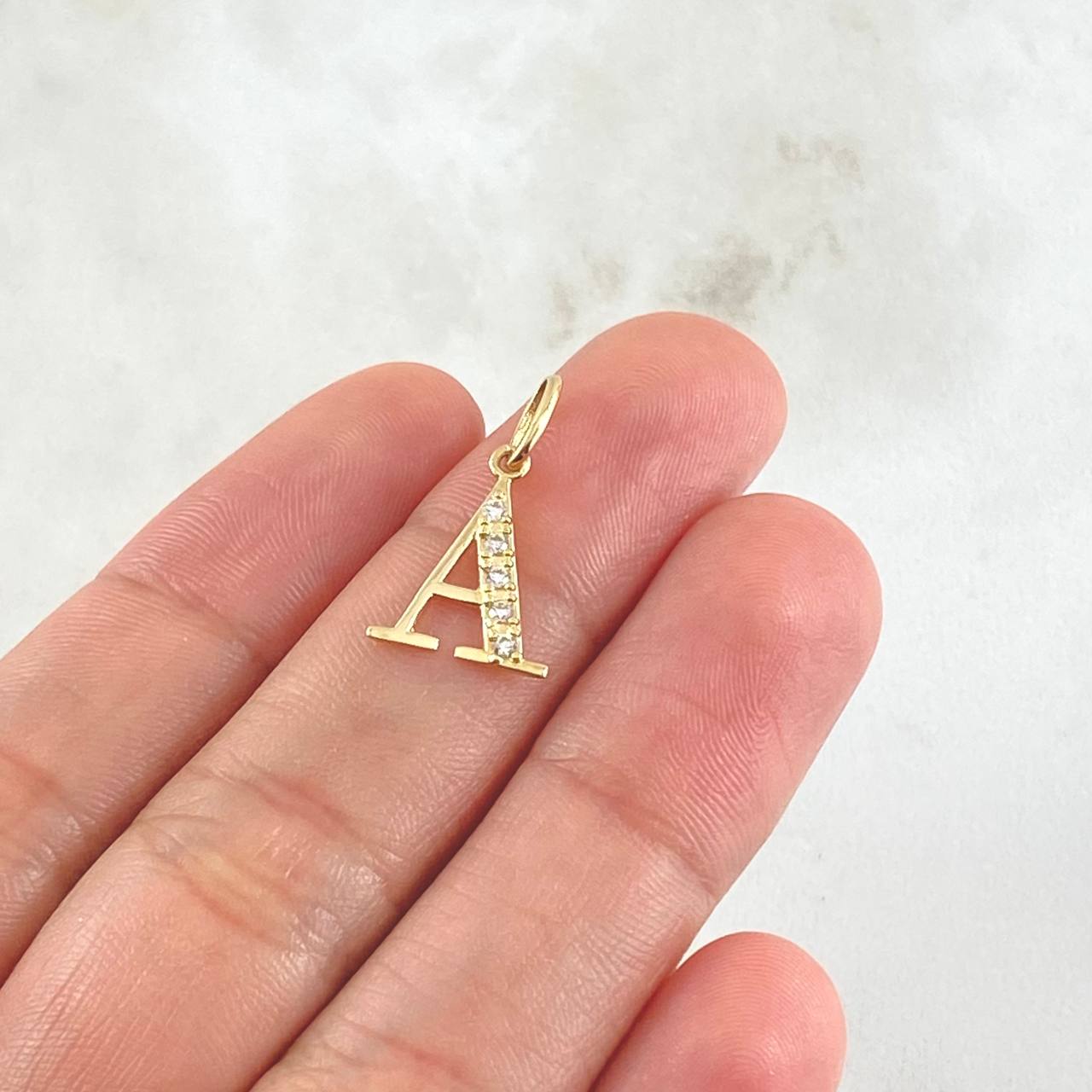 Dije Letra A Silueta 0.65gr / 2cm / Oro 18K