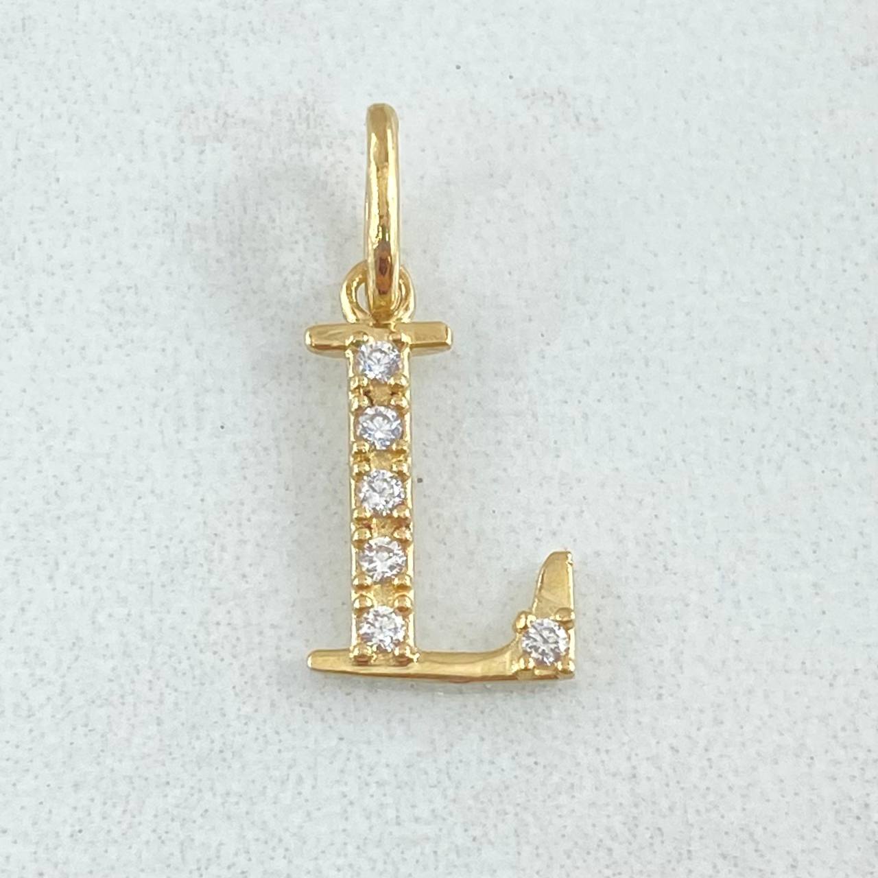Dije Letra L Silueta 0.65gr / 2cm / Oro 18K