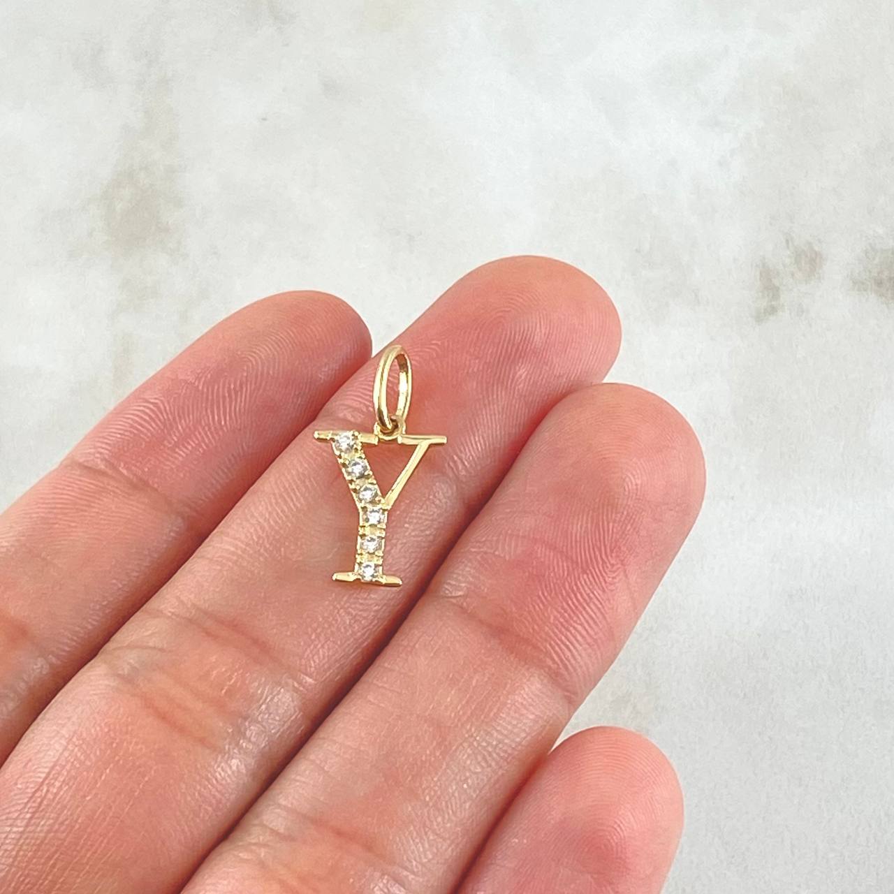 Dije Letra Y Silueta 0.6gr / 2cm / Oro 18K