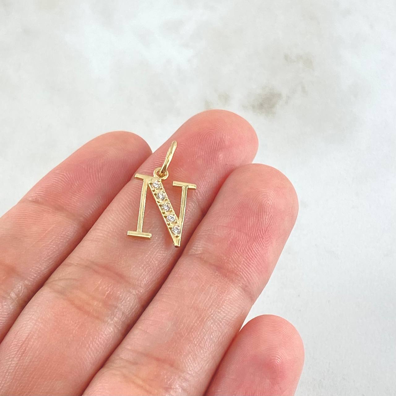 Dije Letra N Silueta 0.85gr / 2cm / Oro 18K