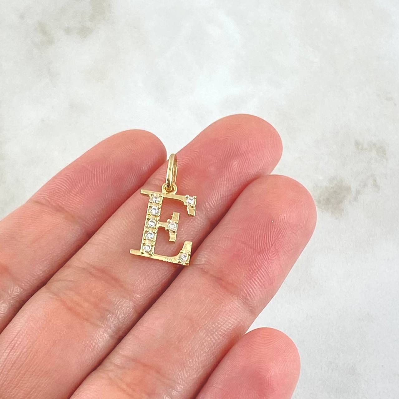 Dije Letra E Silueta 0.9gr / 2cm / Oro 18K