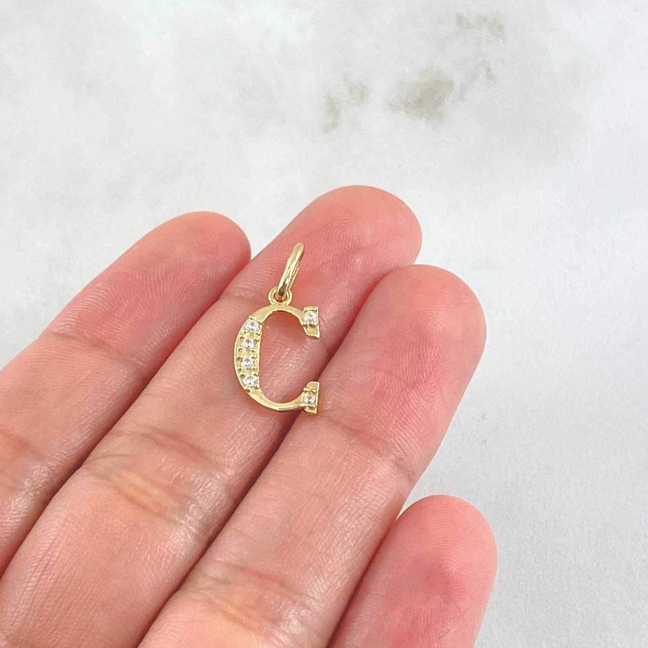 Dije Letra C Silueta 0.7gr / 2cm / Oro 18K