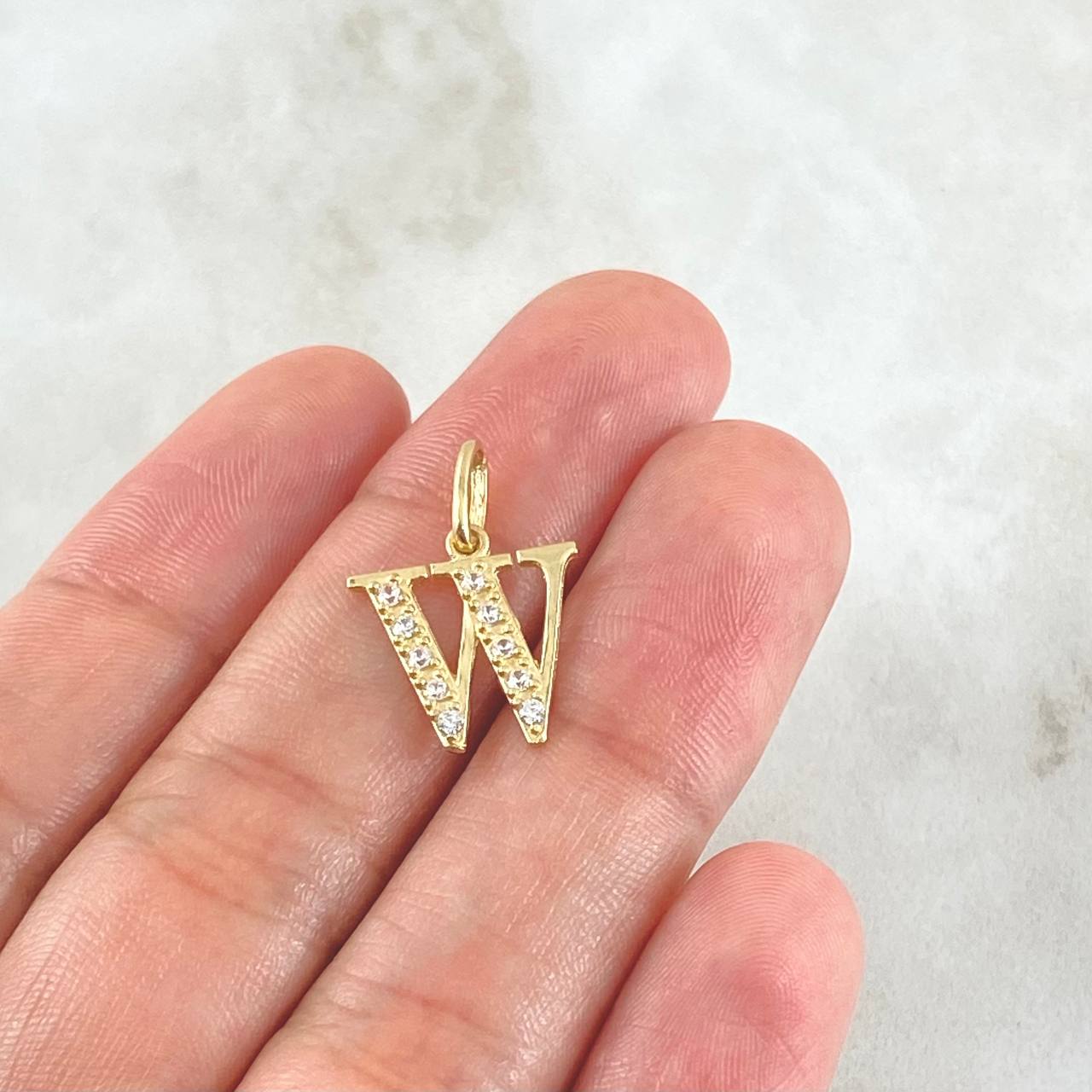 Dije Letra W Silueta 1.05gr / 2cm / Oro 18K
