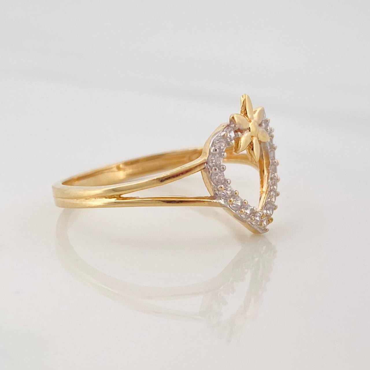 Anillo Corazon Flor 2.15g / T7 1/2 Oro Amarillo 18K