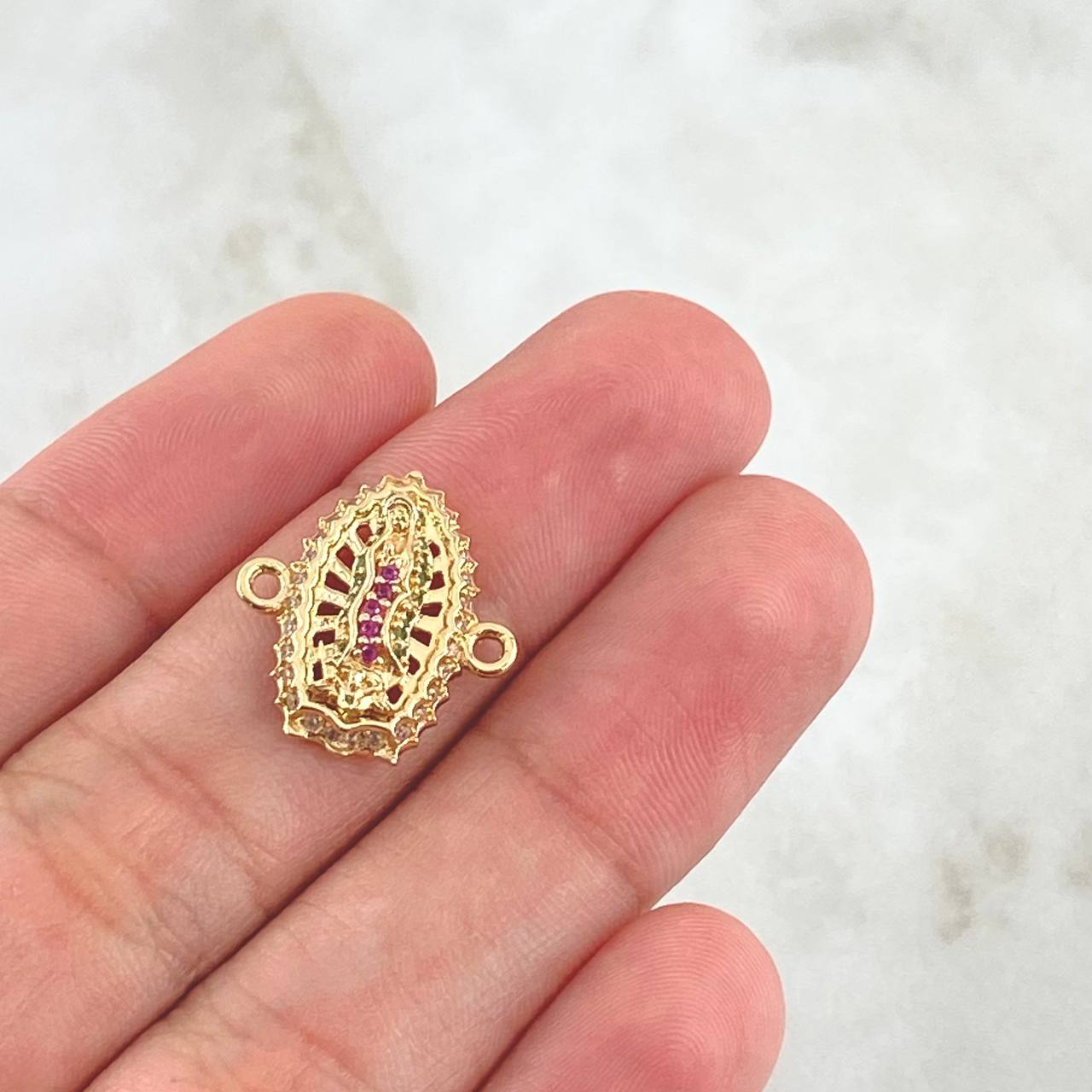 Herraje Virgen Guadalupe 2.65gr / 1.6cm / Circones Blancos - Verdes - Fucsias  Oro Amarillo 18K ©