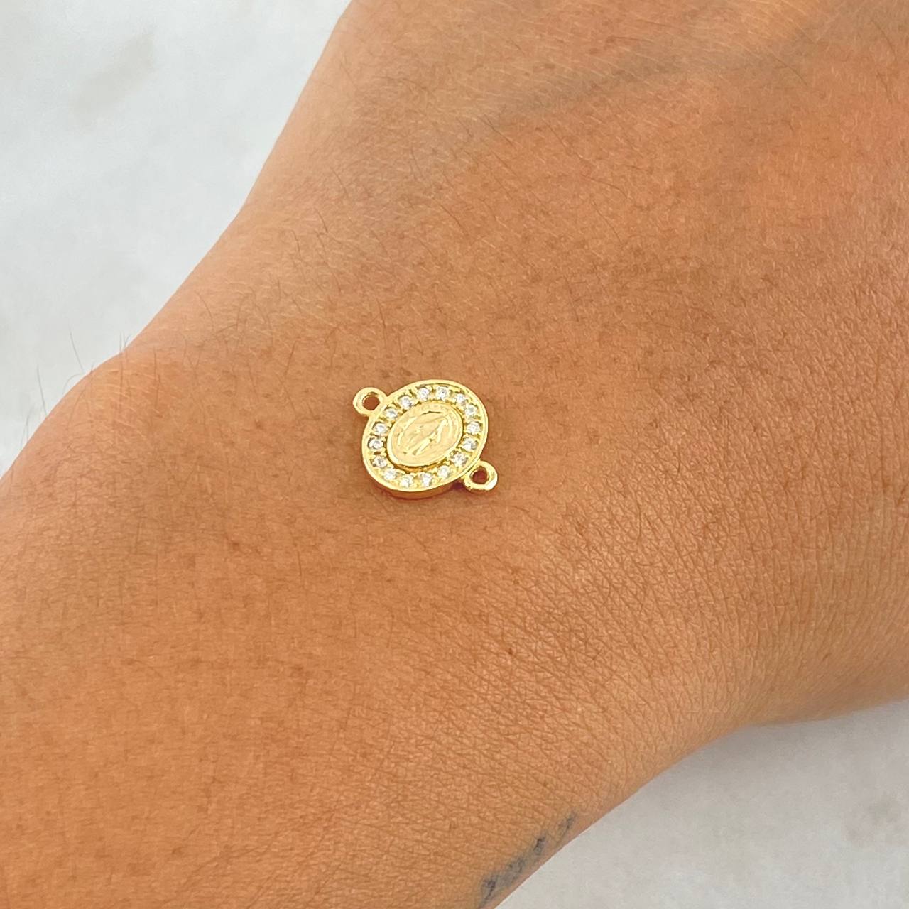 Herraje Virgen Milagrosa Ovalado 0.7gr / 1.2cm / Doble Marco Circones Blancos Oro Amarillo 18K *