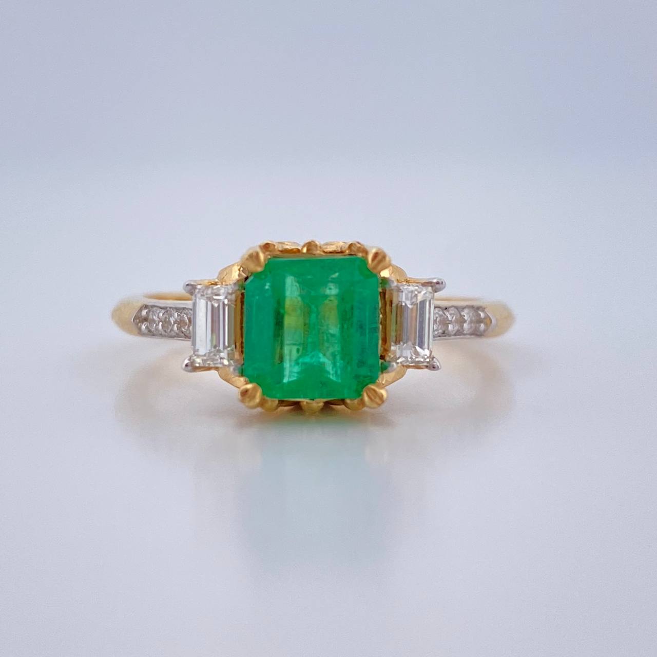 Anillo Trono Verde Esmeralda 4.45gr / T7 1/2 / Dos Oros Amarillo Blanco 18K &