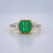 Anillo Trono Verde Esmeralda 4.45gr / T7 1/2 / Dos Oros Amarillo Blanco 18K &
