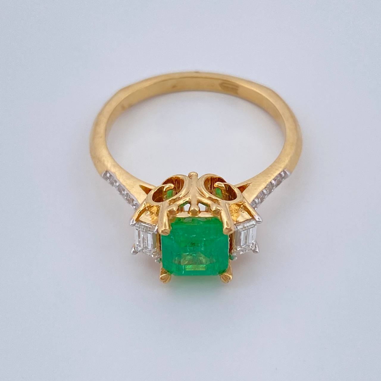 Anillo Trono Verde Esmeralda 4.45gr / T7 1/2 / Dos Oros Amarillo Blanco 18K &