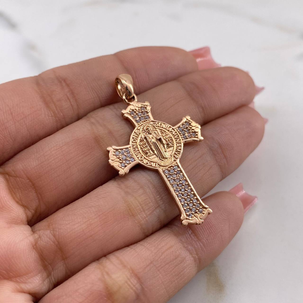 Dije Cruz San Benito 4.4gr / 4cm / Circones Blancos Oro Rosa 18K $