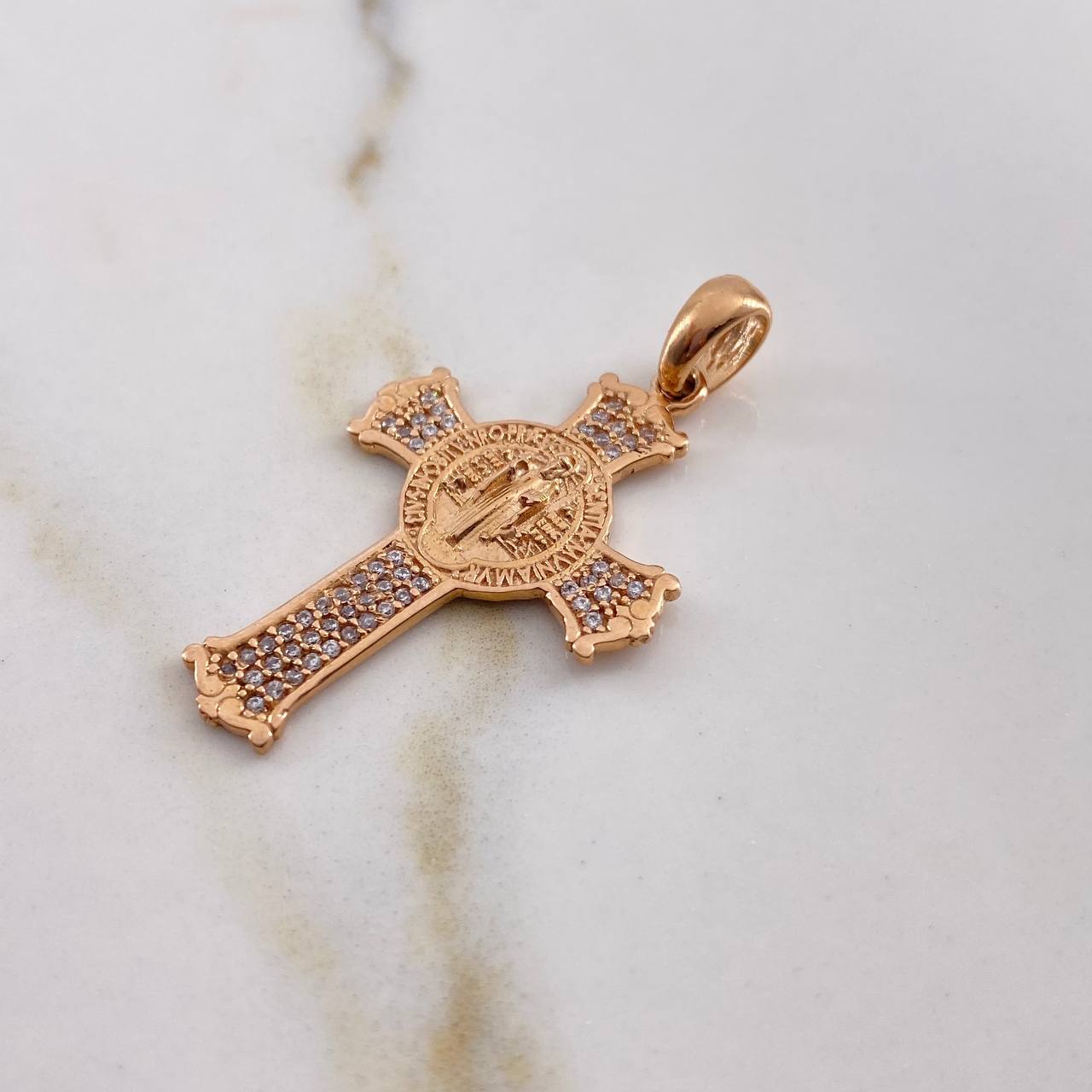 Dije Cruz San Benito 4.4gr / 4cm / Circones Blancos Oro Rosa 18K $