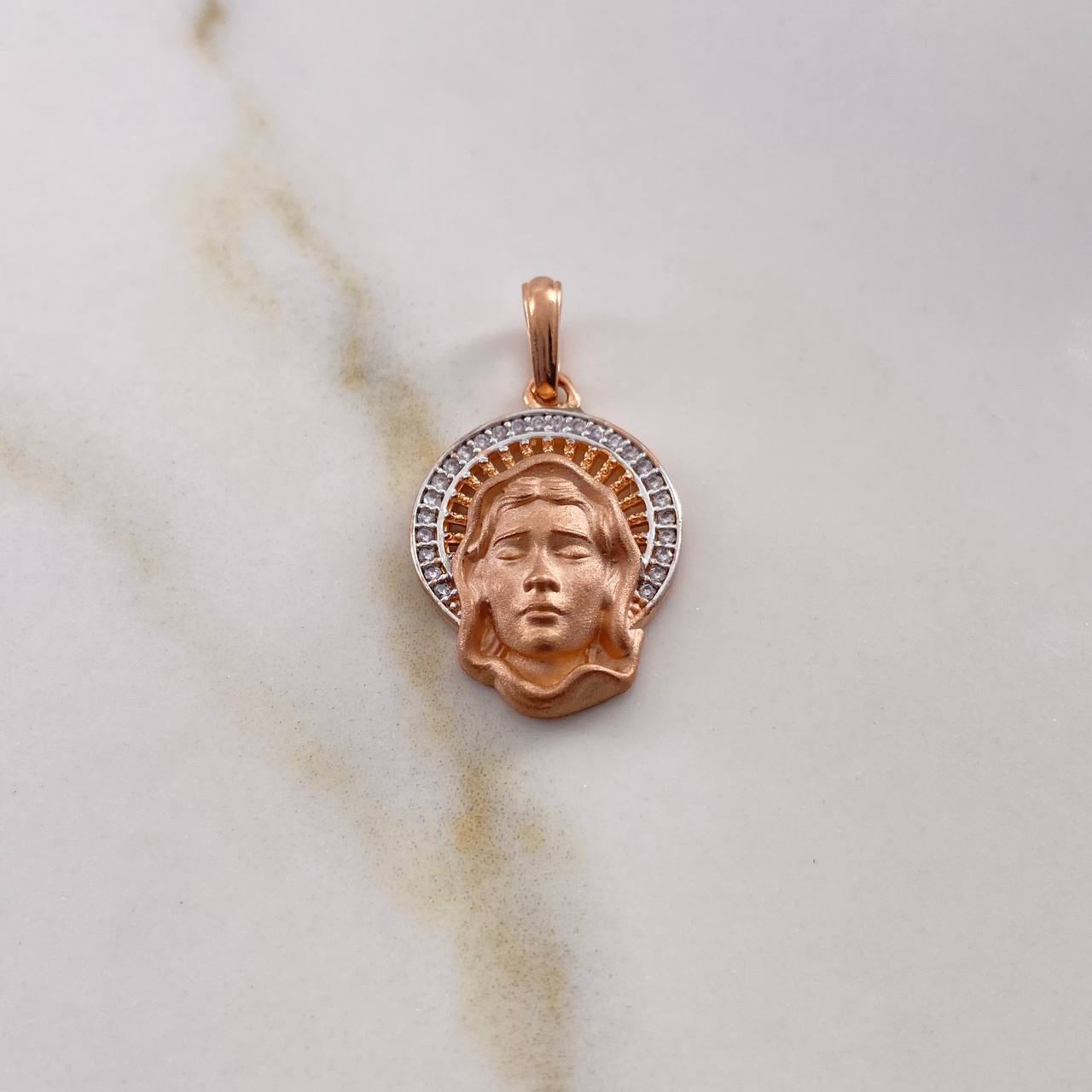 Dije Rostro Virgen Maria 3.6gr / 2.7cm / Circones Blancos Oro Rosa 18K $