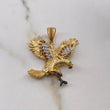Dije Aguila 12.45gr / 4.1cm / Circones Blancos Cafes Verde Tres Oros 18K $