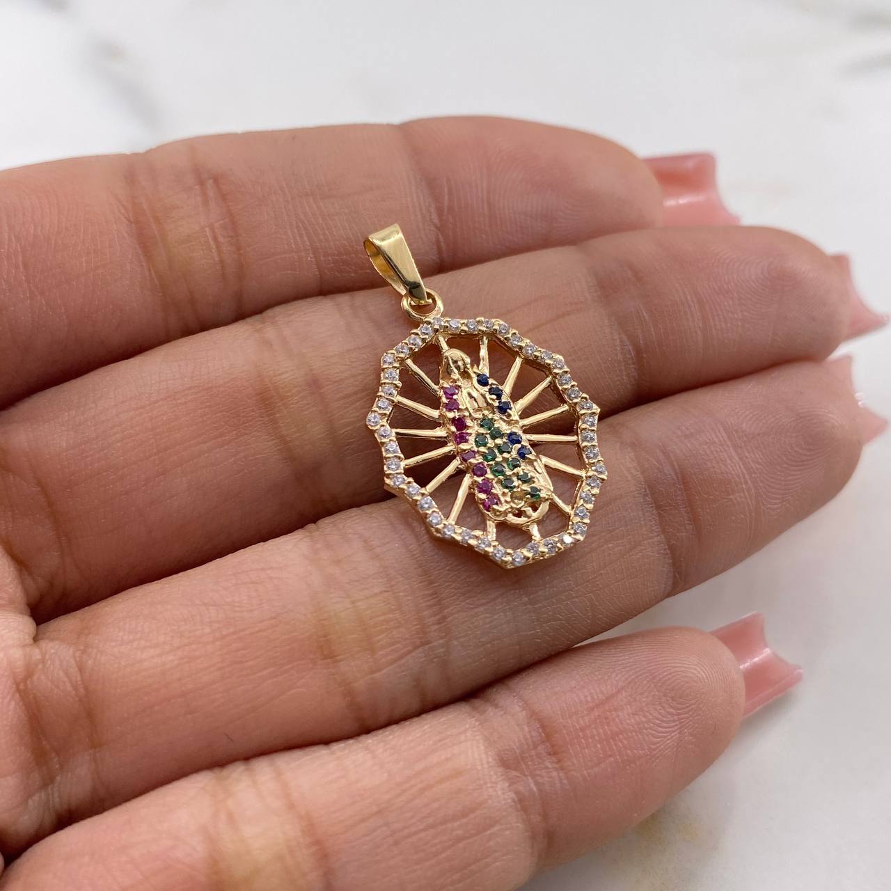 Dije Virgen Guadalupe 1.95gr / 2.7cm / Circones De Colores Oro Amarillo 18K $