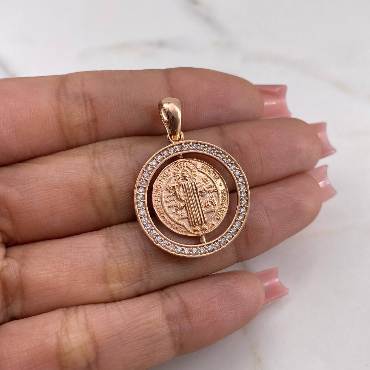 Dije San Benito 4.45gr / 3.2cm / Circones Blancos Oro Rosa 18K $