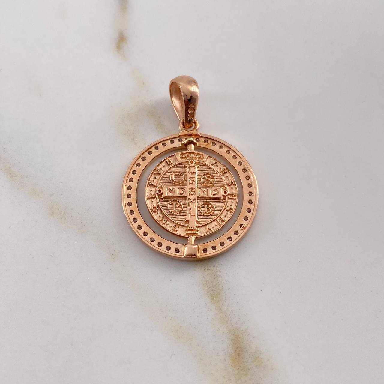 Dije San Benito 4.45gr / 3.2cm / Circones Blancos Oro Rosa 18K $