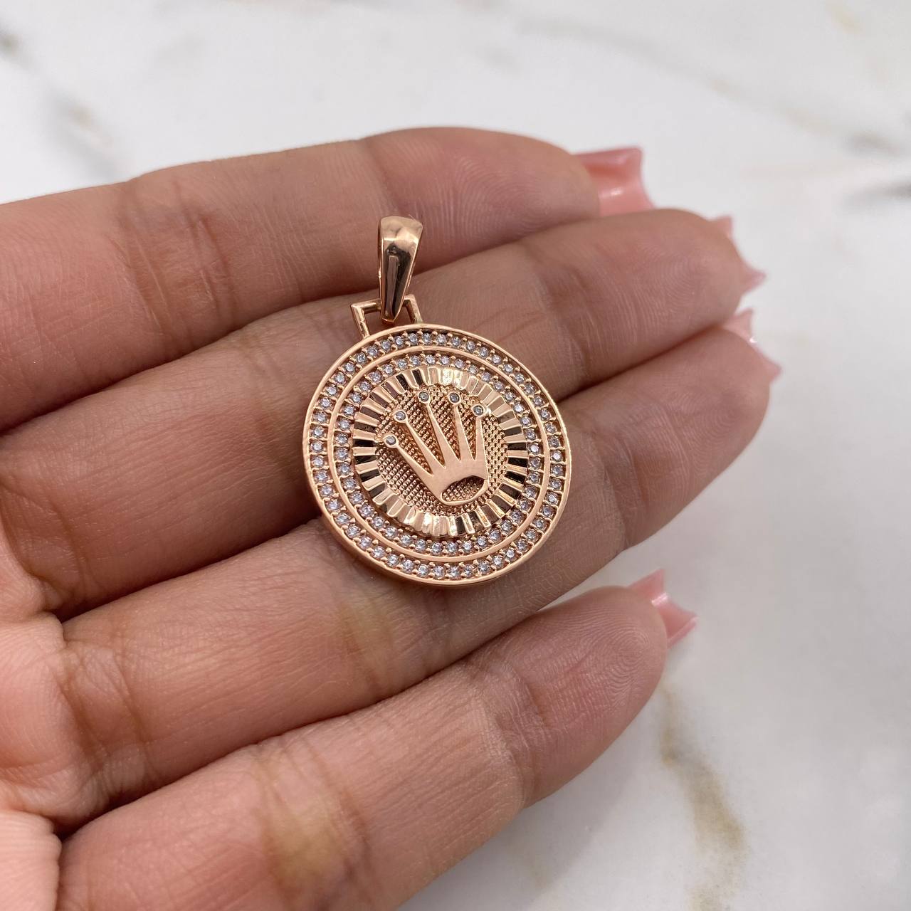 Dije Medalla Corona RX 4.15gr / 3cm / Circones Blancos Oro Rosa 18K $