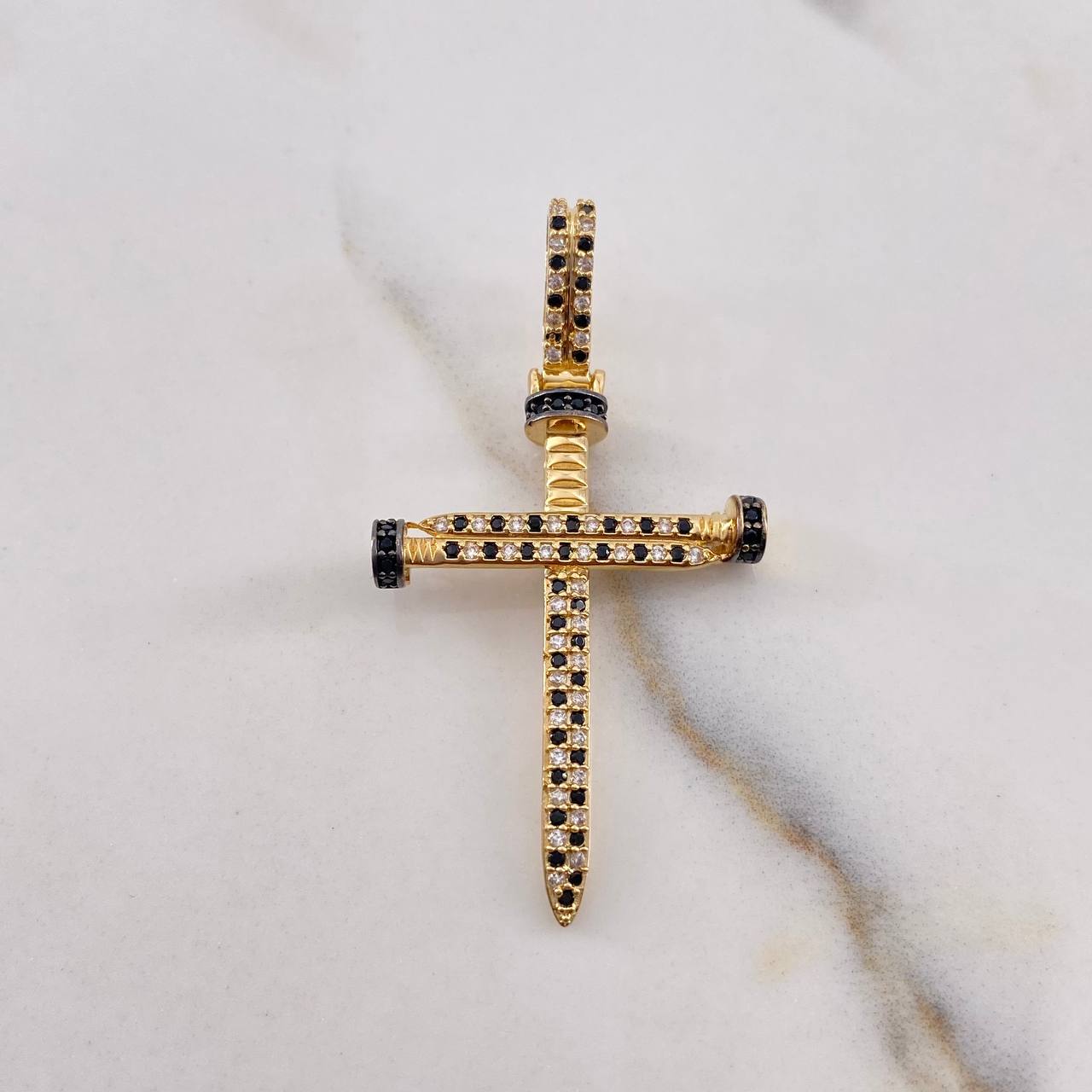 Dije Cruz Clavo 3.85gr / 4.7cm / Circones Blancos Negros Oro Amarillo 18K $