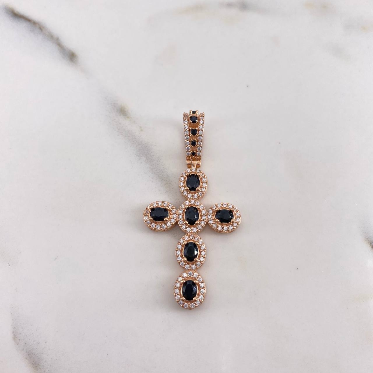 Dije Cruz Tupida 4.6gr / 4.4cm / Circones Blancos Negros Oro Rosa 18K $