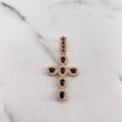 Dije Cruz Tupida 4.6gr / 4.4cm / Circones Blancos Negros Oro Rosa 18K $
