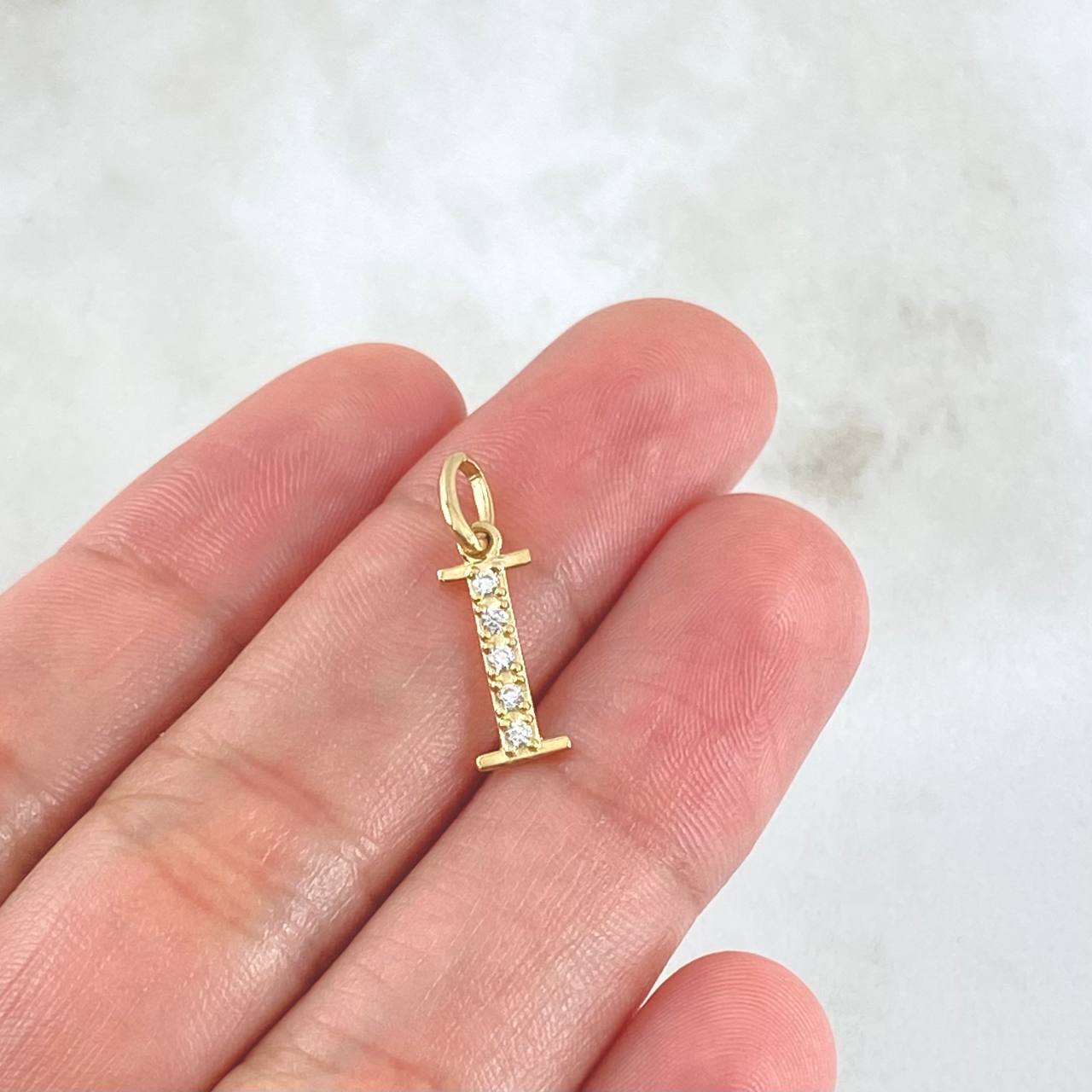 Dije Letra I Silueta 0.6gr / 2cm / Oro 18K