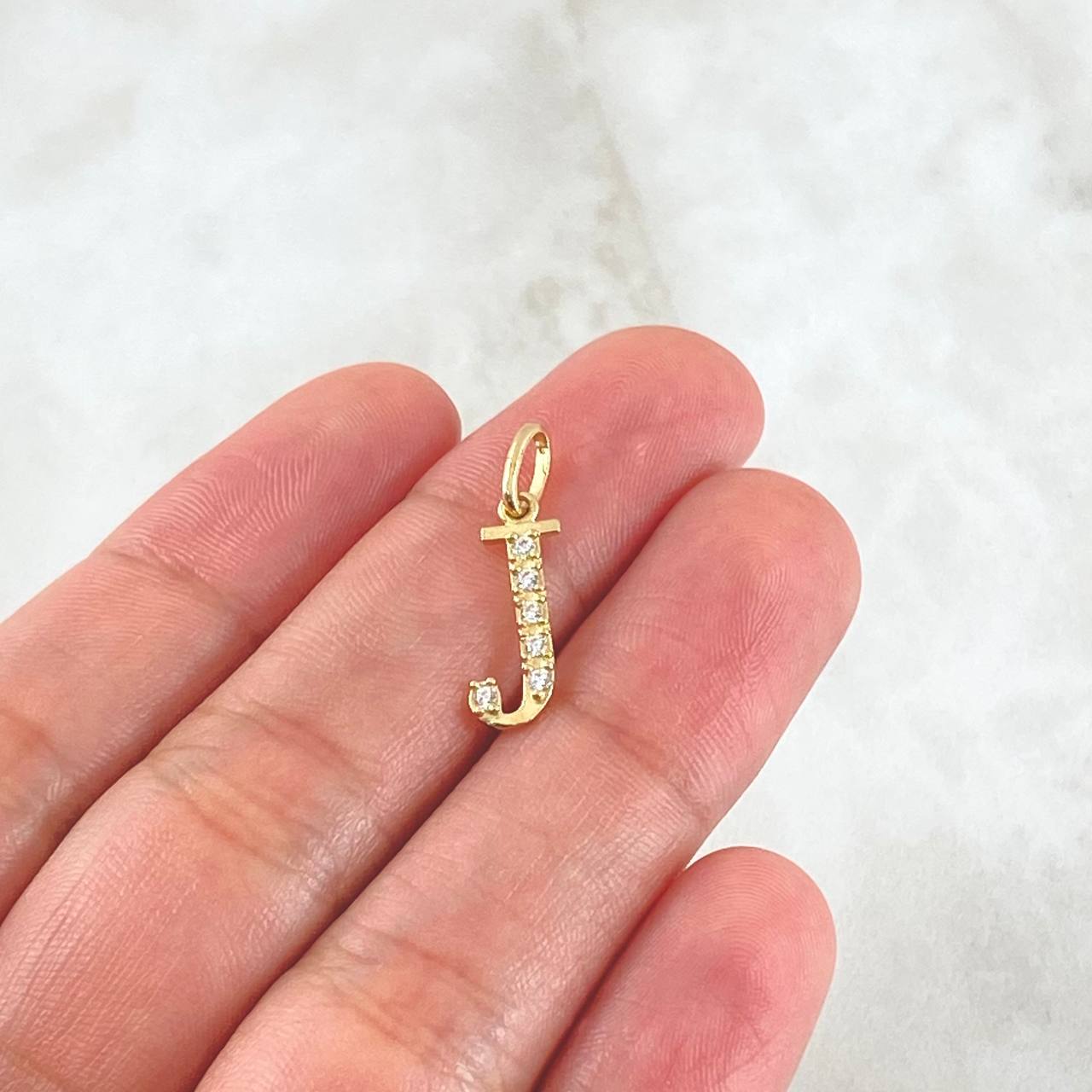 Dije Letra J Silueta 0.6gr / 2cm / Oro 18K