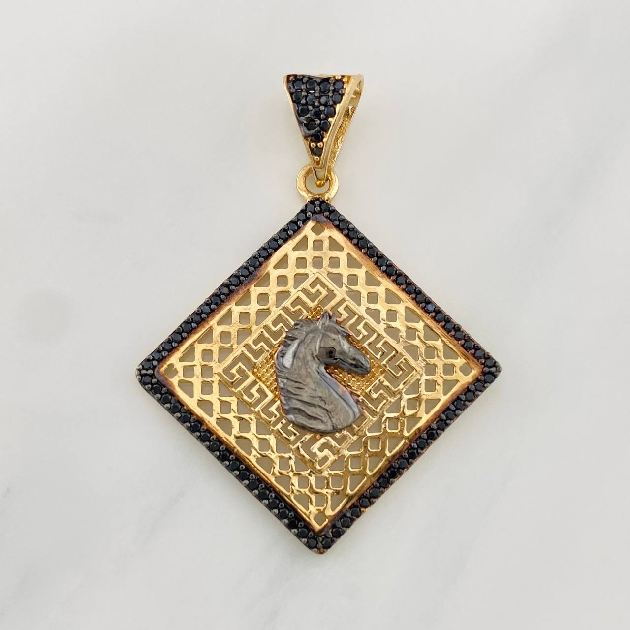 Dije Caballo 4.95g / 4cm Dos Oros Negro Amarillo 18K