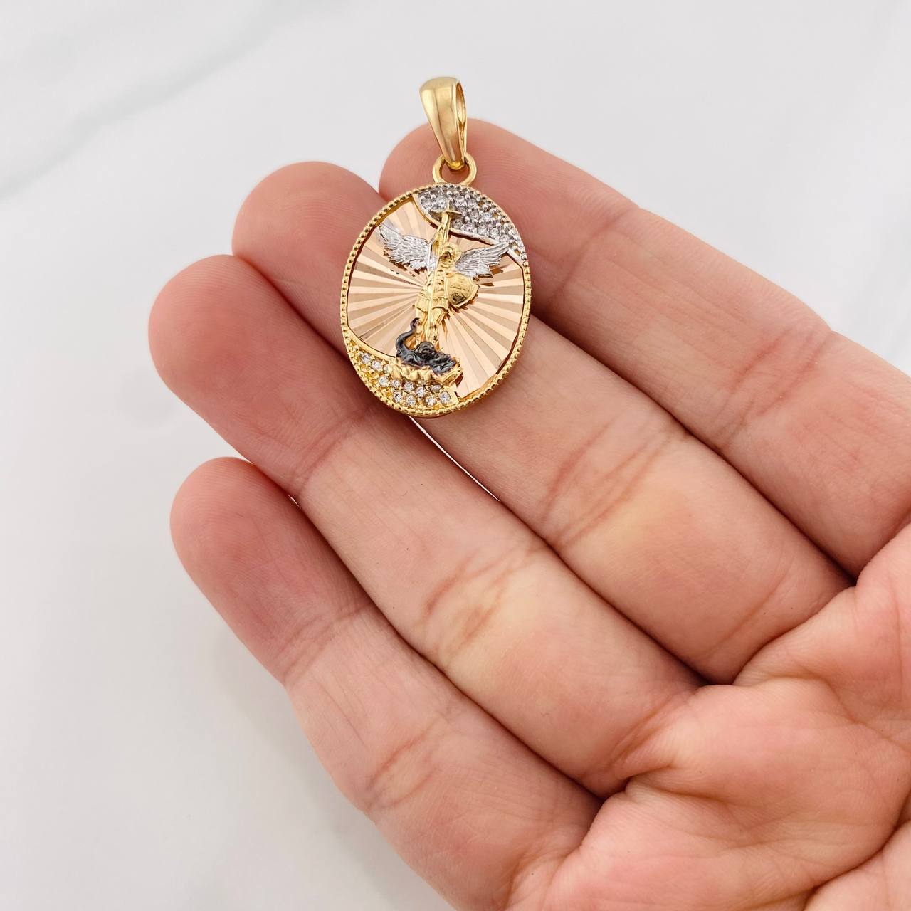 Dije San Miguel Arcángel 4.3g / 3.3cm Cuatro Oros 18K