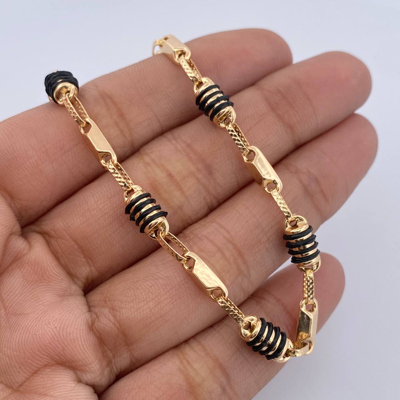 Pulso Rustico Barril 4.8gr / 19.2cm / 4.6mm Cauchos Negros Oro Amarillo 18K &